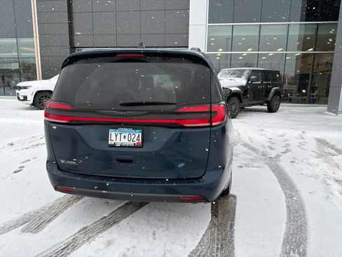 Used 2024 Chrysler Pacifica Premium image 5