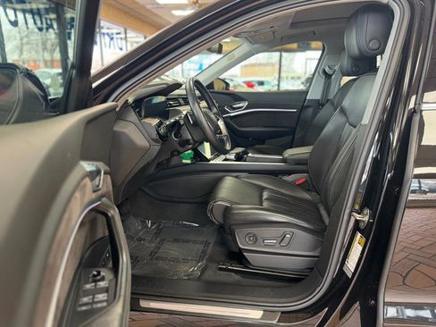 Used 2019 Audi e-tron Prestige w/ Prestige Package image 18