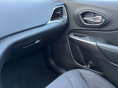 Used 2021 Jeep Cherokee Latitude FWD image 27