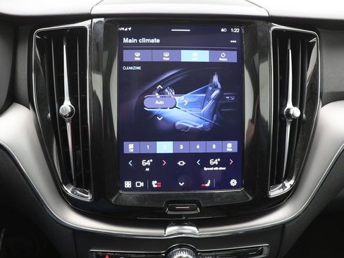 Used 2025 Volvo XC60 B5 Core image 25