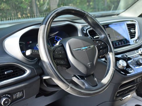 Used 2019 Chrysler Pacifica Limited w/ S Appearance Package image 18