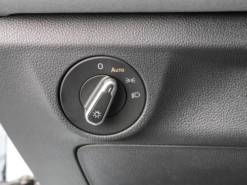 Used 2025 Volkswagen Jetta SE image 17