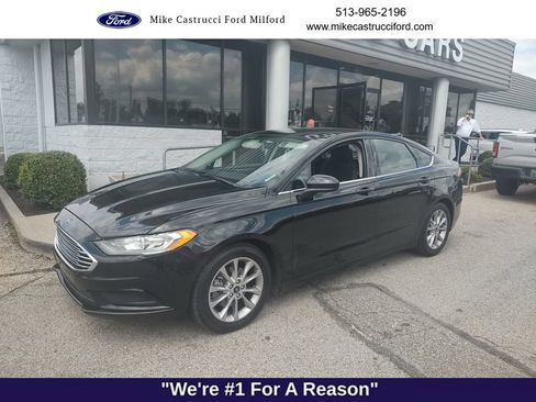 Used 2017 Ford Fusion SE FWD image 1