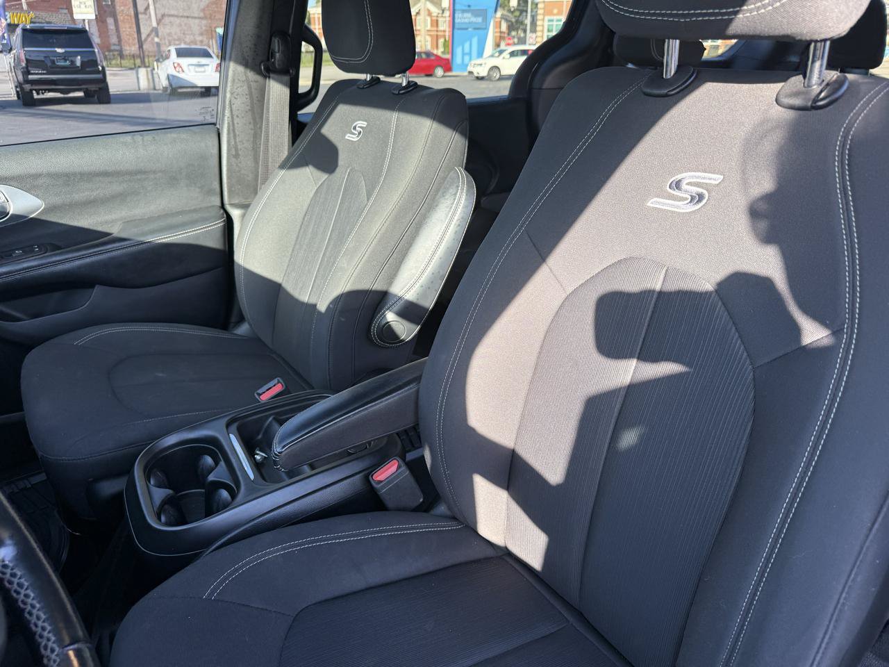 Used 2019 Chrysler Pacifica Touring Plus w/ S Appearance Package FWD image 16