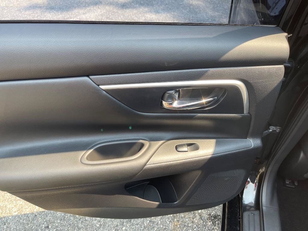 Used 2017 Nissan Altima 2.5 SR w/ Midnight Edition Package FWD image 32