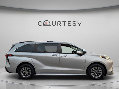 Certified 2023 Toyota Sienna LE image 6