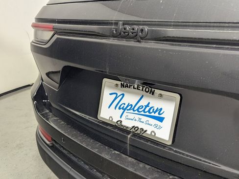 Used 2025 Jeep Grand Cherokee Altitude image 9