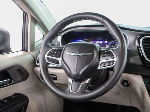 Used 2023 Chrysler Pacifica Touring-L image 12