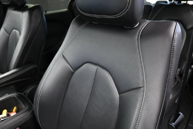 Used 2025 Chrysler Pacifica Select FWD image 18