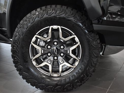 Used 2026 Chevrolet Colorado ZR2 w/ Technology Package AWD/4WD image 2
