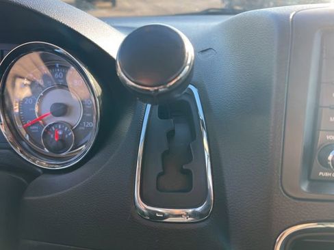 Used 2016 Chrysler Town & Country Touring FWD image 18