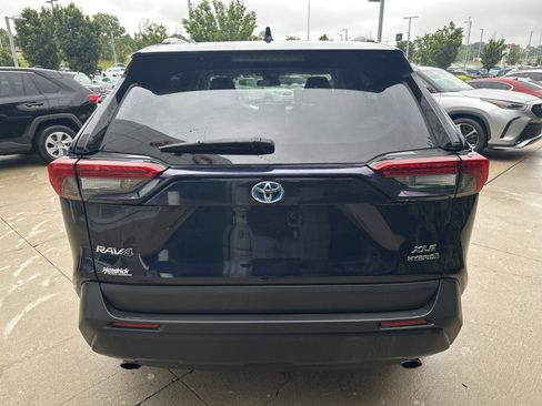 Used 2022 Toyota RAV4 XLE AWD/4WD image 8