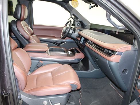 Used 2025 Lincoln Navigator Reserve AWD/4WD image 32