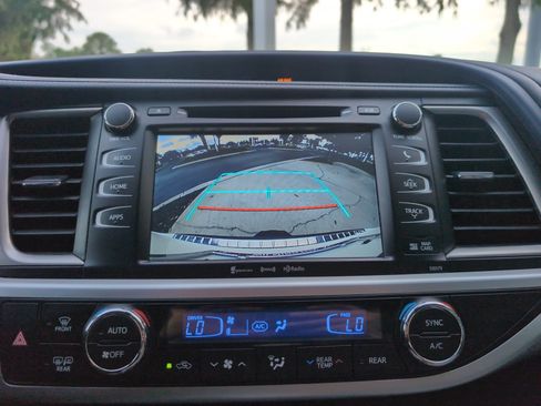 Used 2018 Toyota Highlander XLE AWD/4WD image 25