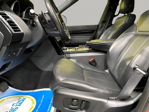 Used 2017 Land Rover Discovery SE image 20