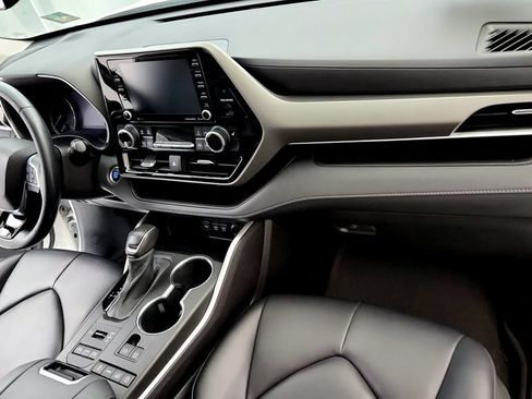 Used 2021 Toyota Highlander XLE AWD/4WD image 16
