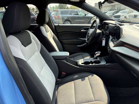 Used 2024 Chevrolet Trax RS w/ Sunroof Package FWD image 25
