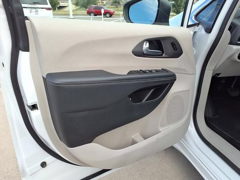 Used 2023 Chrysler Pacifica Touring-L FWD image 15