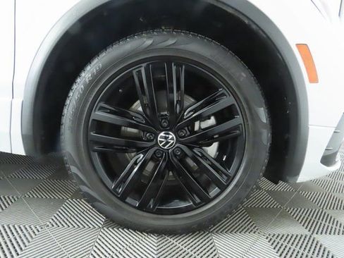 Used 2022 Volkswagen Tiguan SE R-Line image 33