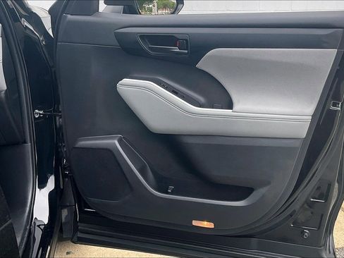 Used 2023 Toyota Highlander L FWD image 28