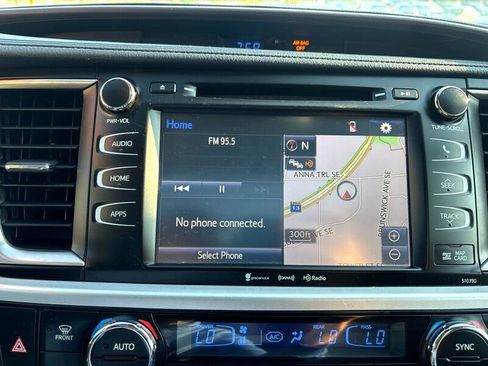 Used 2019 Toyota Highlander XLE image 21