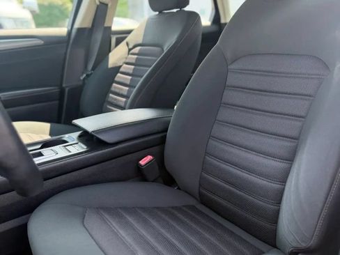 Used 2017 Ford Fusion SE FWD image 10
