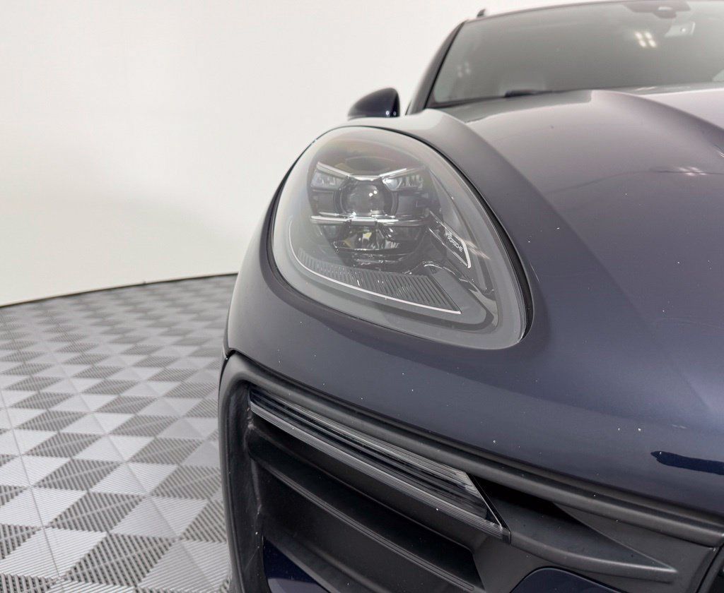 Certified 2023 Porsche Macan AWD/4WD image 10
