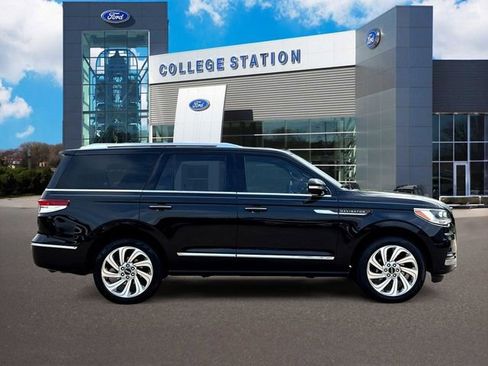 Used 2024 Lincoln Navigator Reserve AWD/4WD image 5