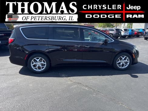 Used 2019 Chrysler Pacifica Touring Plus w/ Tire & Wheel Group FWD image 8