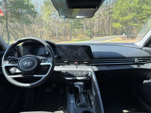 Used 2024 Hyundai Elantra SEL image 11