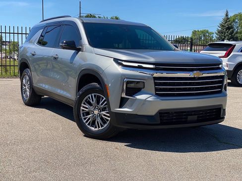 Used 2025 Chevrolet Traverse LT w/ Driver Confidence Package AWD/4WD image 1