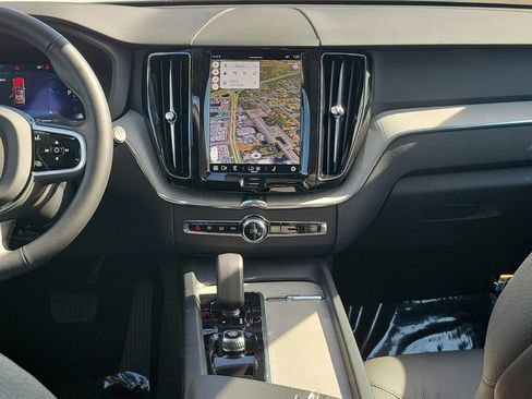 Used 2025 Volvo XC60 B5 Plus image 28