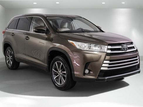 Used 2019 Toyota Highlander XLE FWD image 6