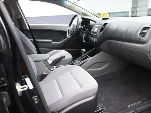 Used 2017 Kia Forte LX FWD image 25