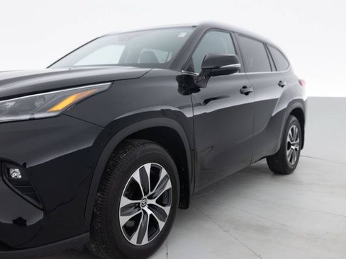 Used 2021 Toyota Highlander XLE AWD/4WD image 12