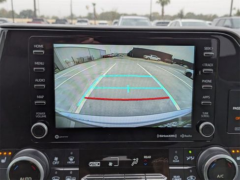 Used 2021 Toyota Highlander XLE image 21