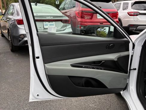 Used 2025 Hyundai Elantra Limited FWD image 25
