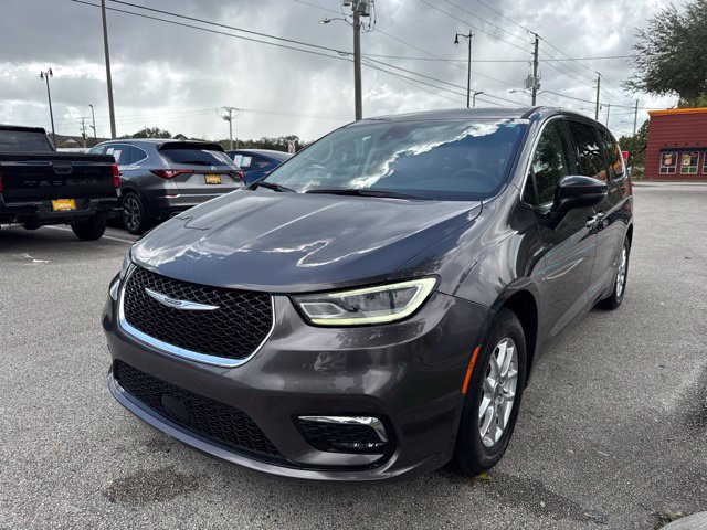 Used 2023 Chrysler Pacifica Touring-L FWD image 4