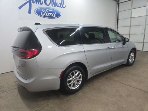 Used 2023 Chrysler Pacifica Touring-L FWD image 10