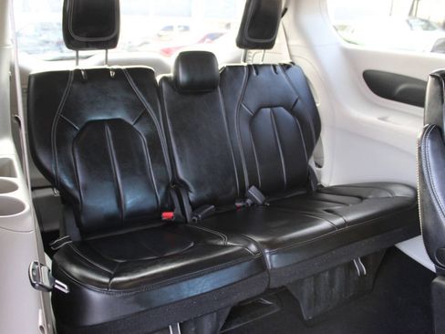 Used 2023 Chrysler Pacifica Touring-L FWD image 12