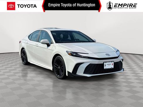 Used 2025 Toyota Camry SE FWD image 1