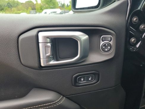 Used 2022 Jeep Wrangler Unlimited Sahara AWD/4WD image 9