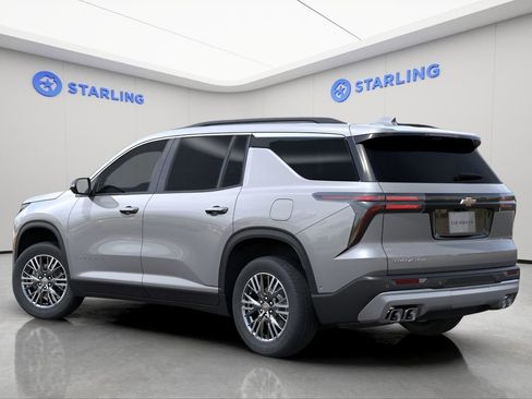 Used 2026 Chevrolet Traverse LT FWD image 3