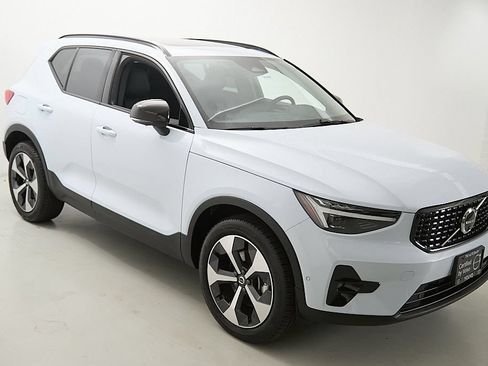 Certified 2026 Volvo XC40 B5 Plus AWD/4WD image 4