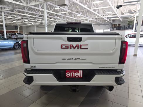 Used 2024 GMC Sierra 3500 Denali w/ Technology Package AWD/4WD image 4