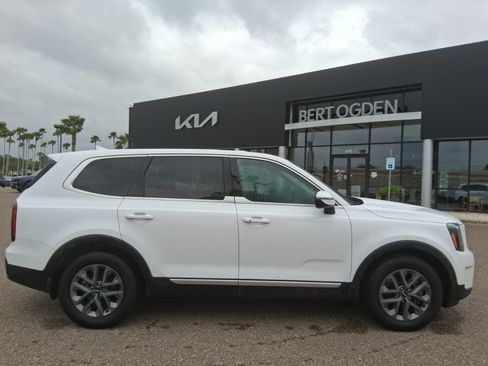 Used 2023 Kia Telluride LX AWD/4WD image 3