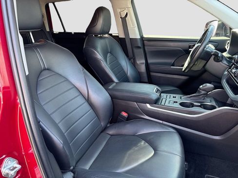 Used 2022 Toyota Highlander XLE AWD/4WD image 29