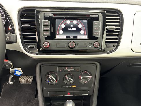 Used 2015 Volkswagen Beetle 1.8T Classic FWD image 20