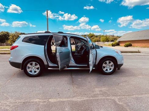 Used 2010 Chevrolet Traverse LT image 8