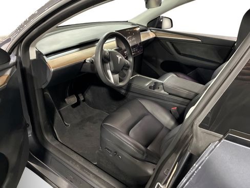 Certified 2023 Tesla Model Y Long Range AWD/4WD image 9